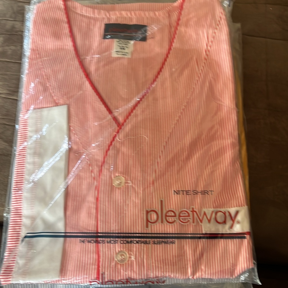 Six pairs of vintage pajama sets or shirts, all size, medium or small/medium - Picture 9 of 12